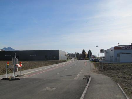 Manjkajoči odsek pločnika bo zgrajen v prihodnjem letu. 